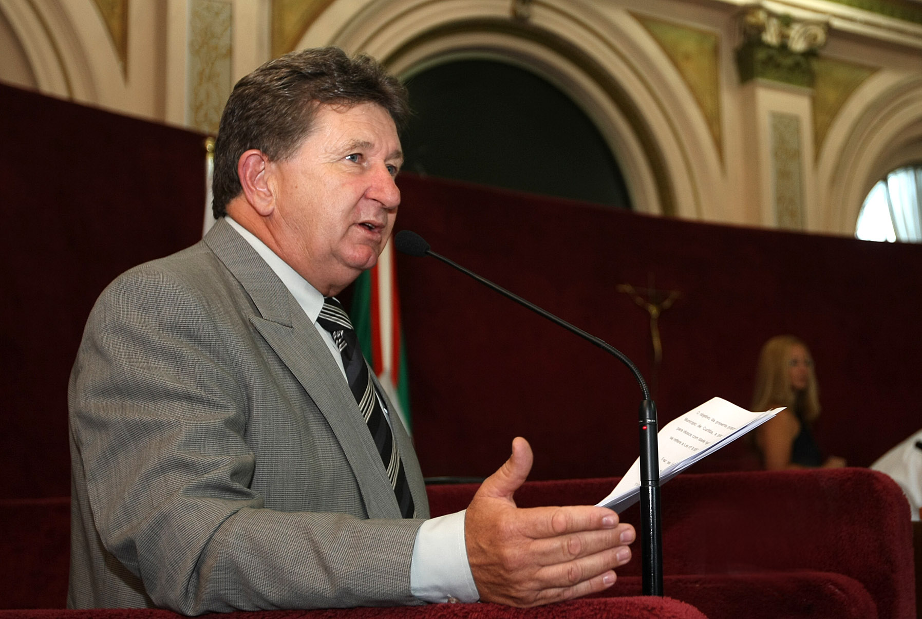 Proibição de celular nos bancos passa em 2º turno 