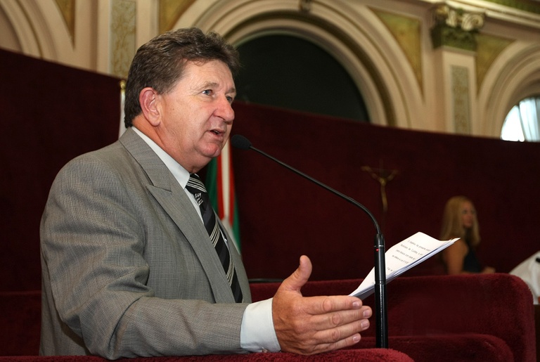 Proibição de celular nos bancos passa em 2º turno 