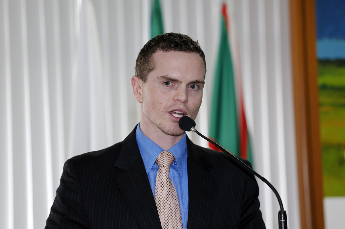 Projeto autoriza estacionamento nos recuos em frente a comércios 