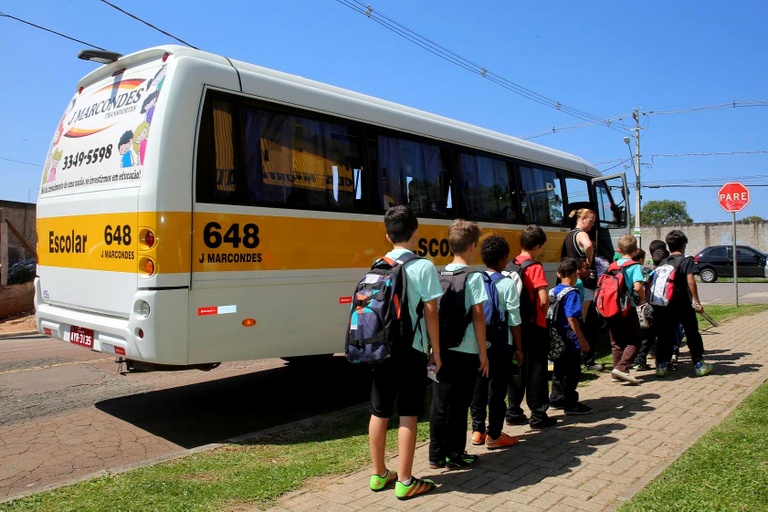 Projeto autoriza transporte alternativo por vans escolares