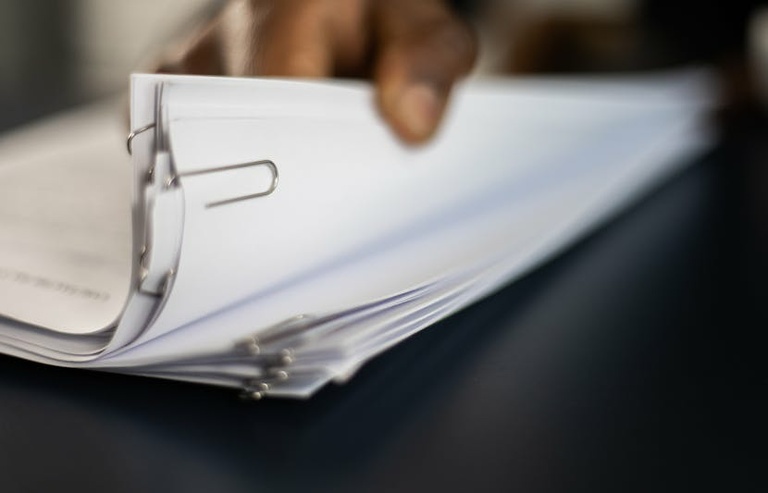 Projeto barra empresas com escala 6x1 nas licitações