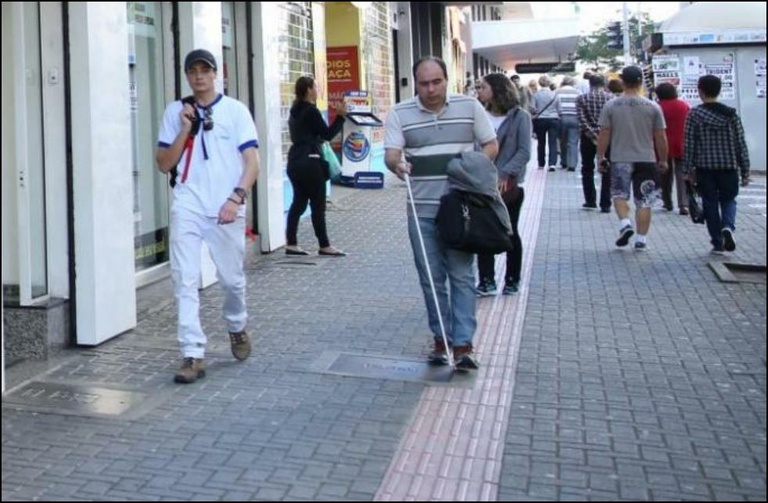 Projeto cria código de cores para bengalas de deficientes visuais