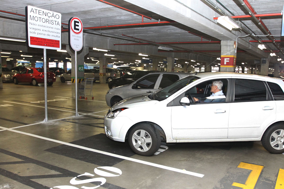 Projeto dá tempo extra para saída de estacionamentos em shoppings