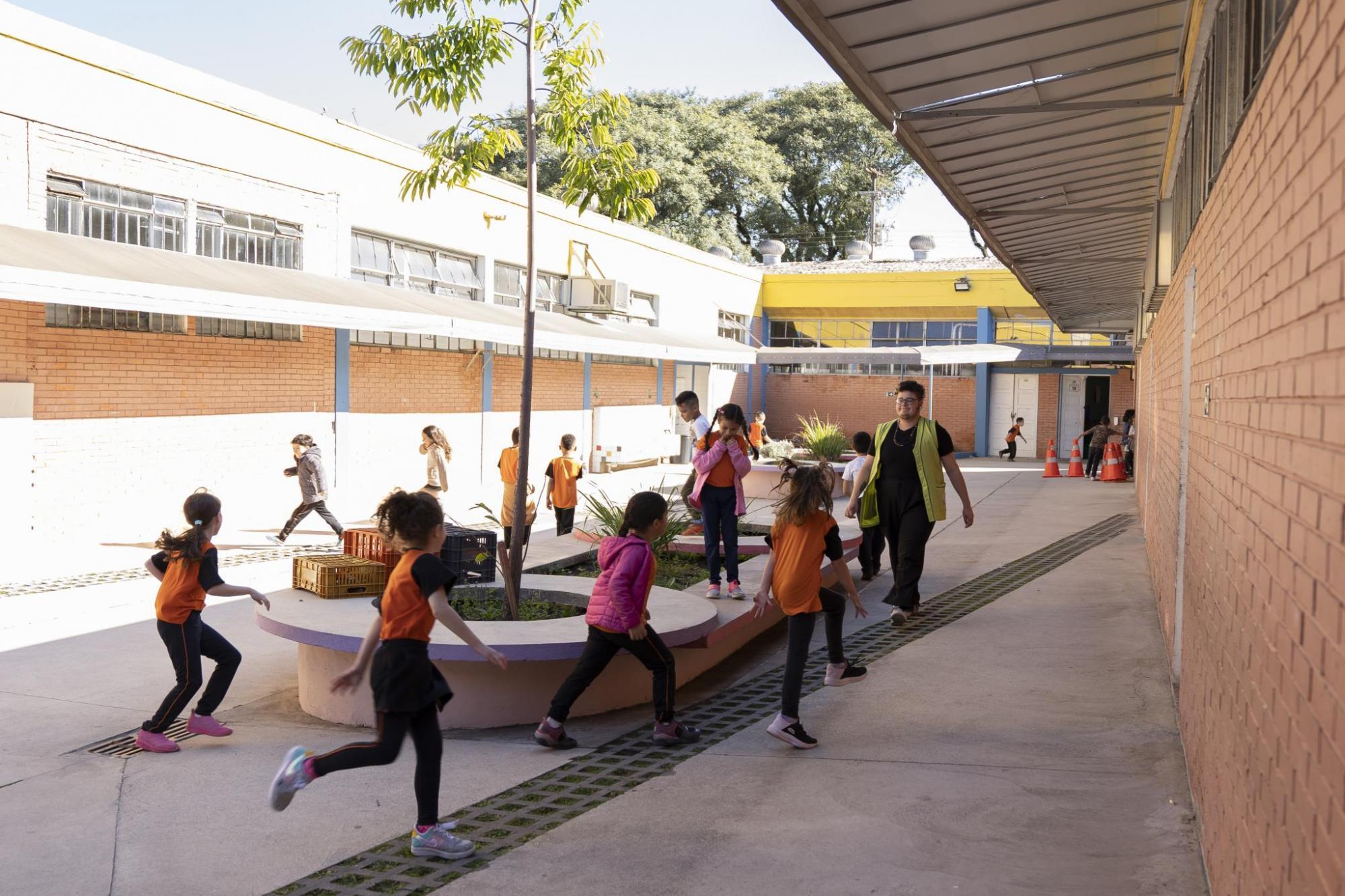 Projeto de lei amplia direitos de alunos com TEA nas escolas de Curitiba