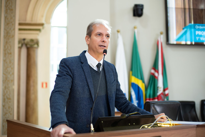 Projeto de lei contra fios soltos em Curitiba é adiado por 53 sessões