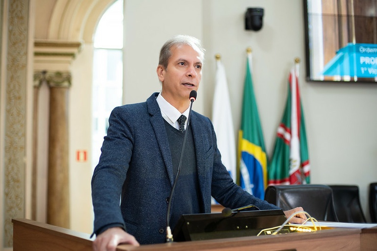 Projeto de lei contra fios soltos em Curitiba é adiado por 53 sessões