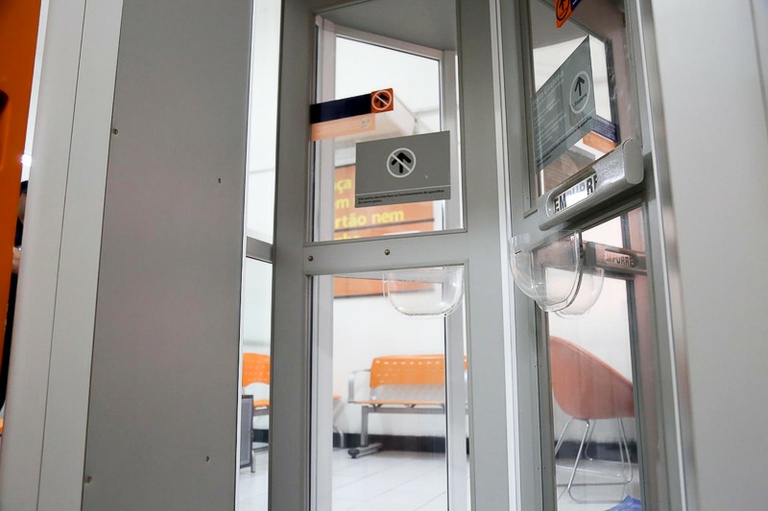 Projeto de lei obriga bancos a adaptar portas giratórias em Curitiba