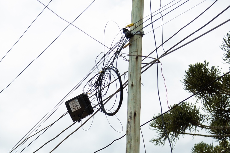 Projeto obriga concessionárias a retirarem fiação em desuso das vias públicas
