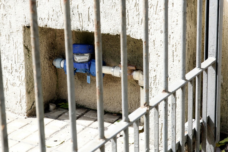 Projeto de lei obriga ligação de água em imóveis de ocupações