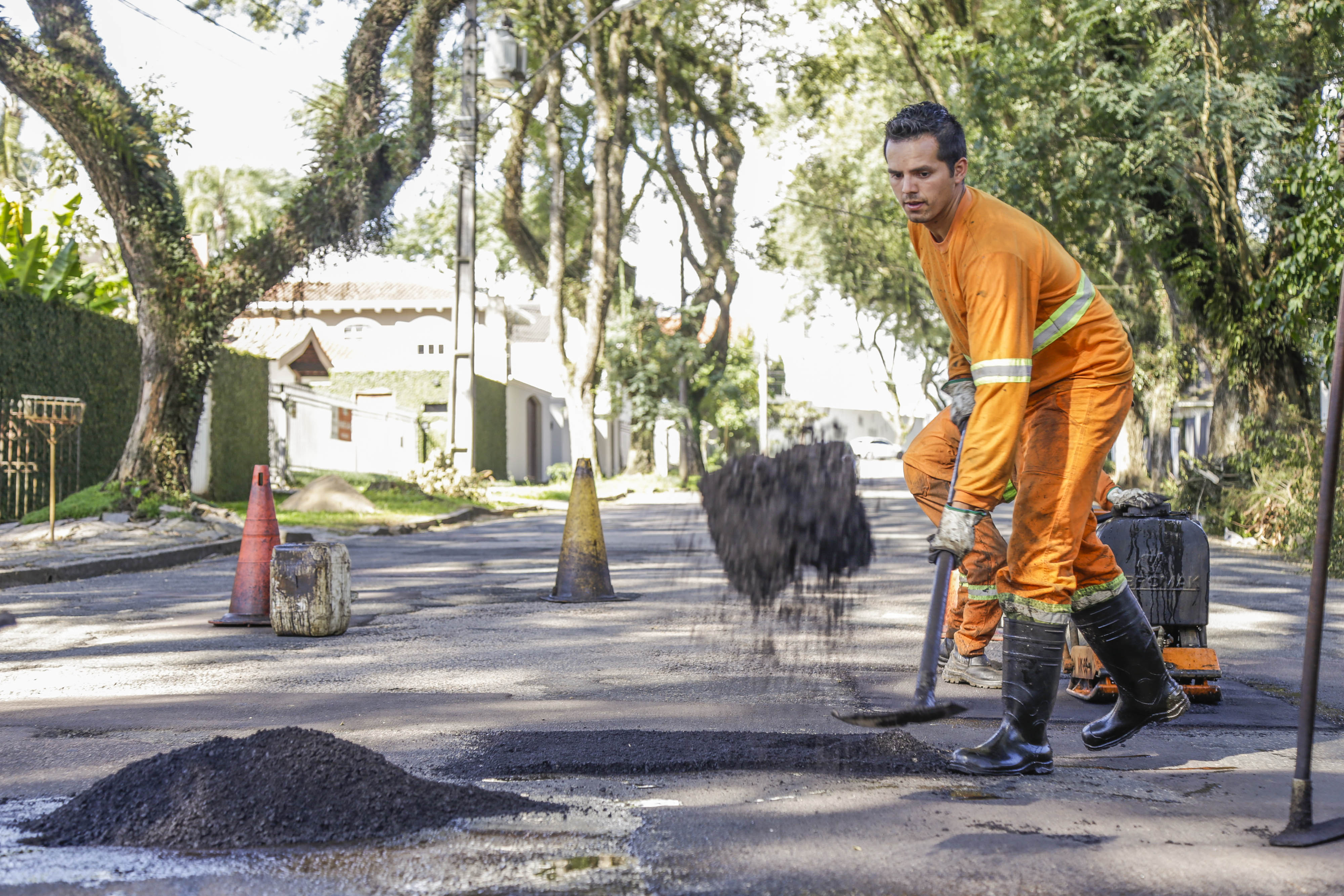 Projeto de lei quer nivelar tampões em vias públicas de Curitiba