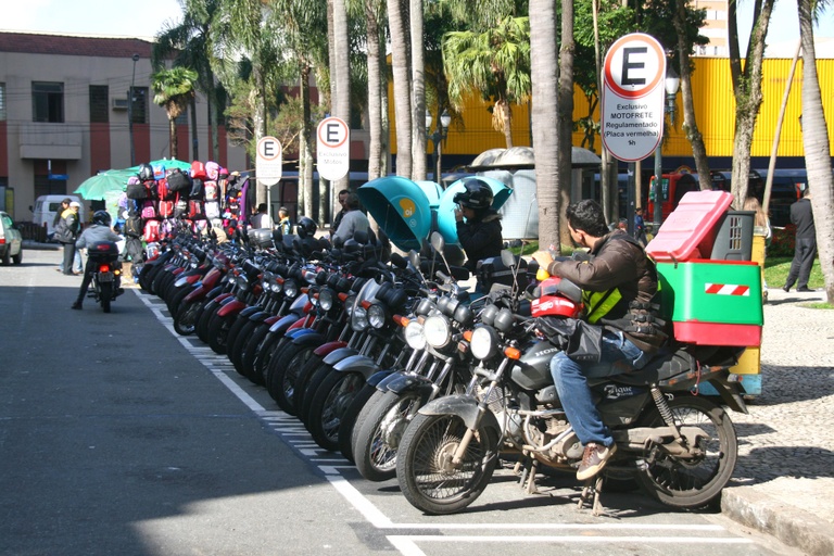 Projeto de lei revisa regras para motofrete e transporte escolar