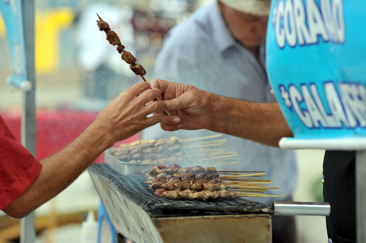 Projeto de lei tira vendedores de espetinho da informalidade