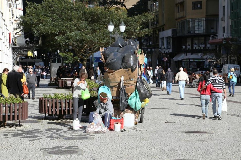 Projeto veda reciclagem por catadores não autorizados