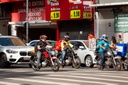 Projeto em Curitiba cria política de apoio aos motofretistas e entregadores
