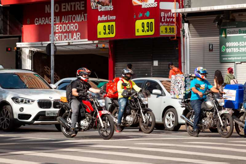 Projeto em Curitiba cria política de apoio aos motofretistas e entregadores