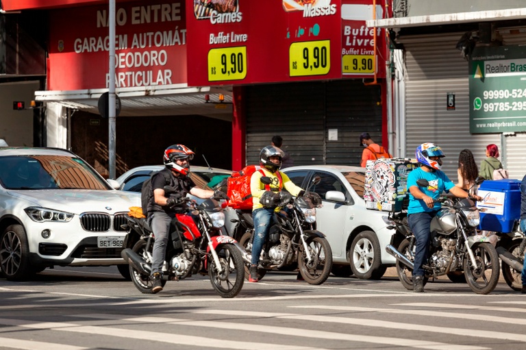 Projeto em Curitiba cria política de apoio aos motofretistas e entregadores
