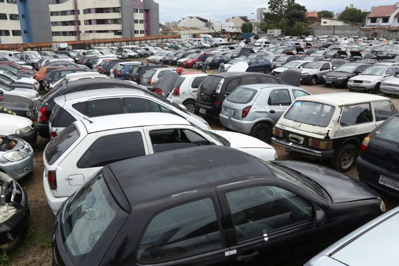 Projeto endurece regras contra veículos abandonados em Curitiba