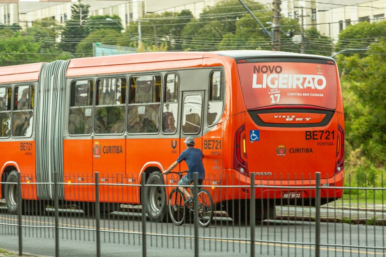 Projeto estabelece sanções para quem pegar rabeira nos ônibus