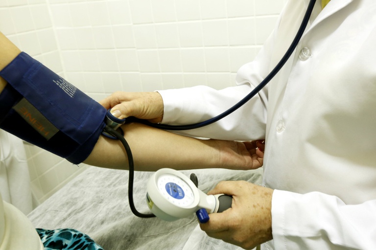 Projeto extingue cargos de telefonistas e médicos na Câmara