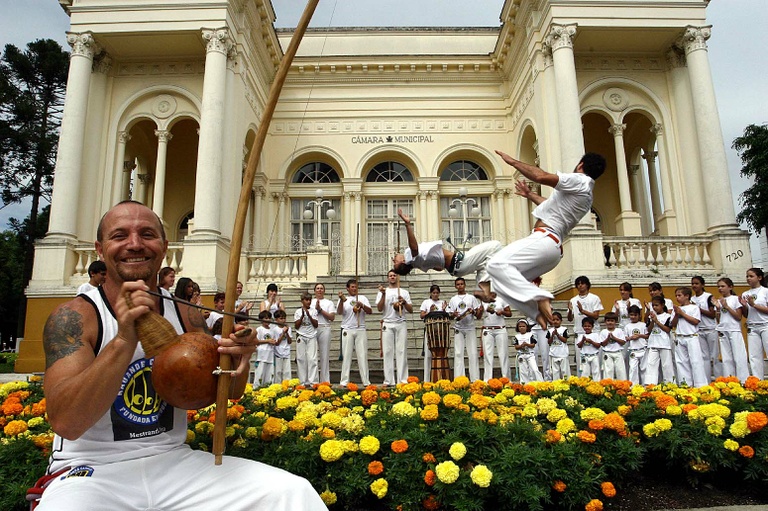 Projeto leva capoeira às escolas e valoriza cultura afro-brasileira 