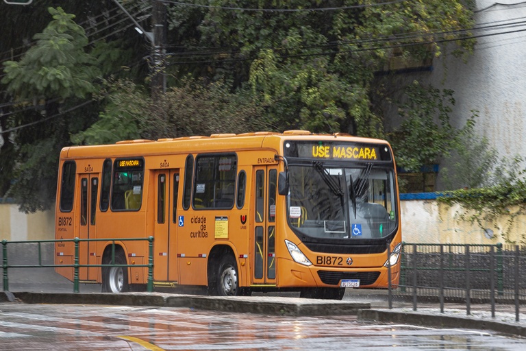Projeto limita a 50% lotação máxima nos ônibus de Curitiba na pandemia