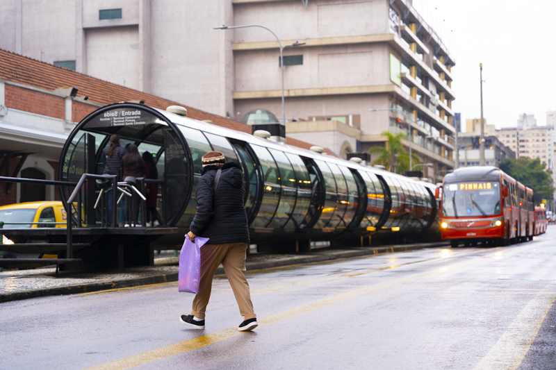 Projeto moderniza símbolo da pessoa idosa em Curitiba