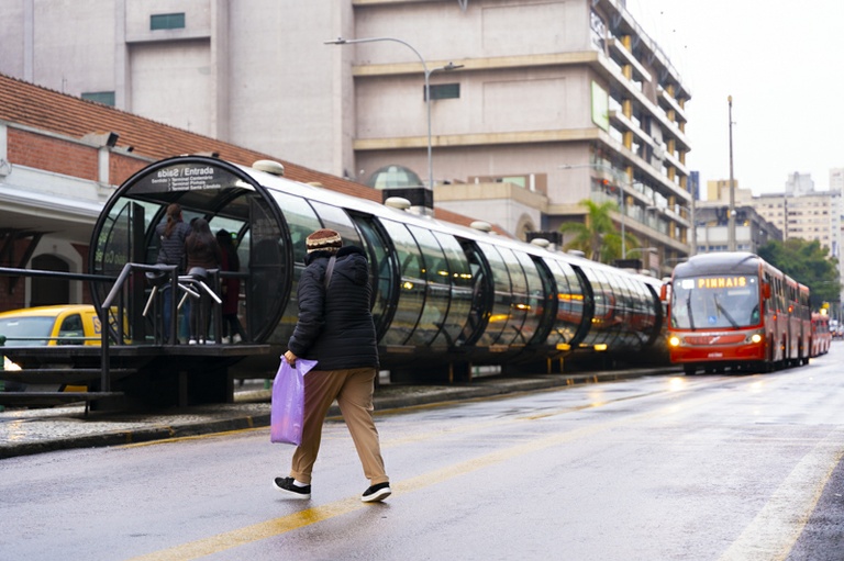 Projeto moderniza símbolo da pessoa idosa em Curitiba