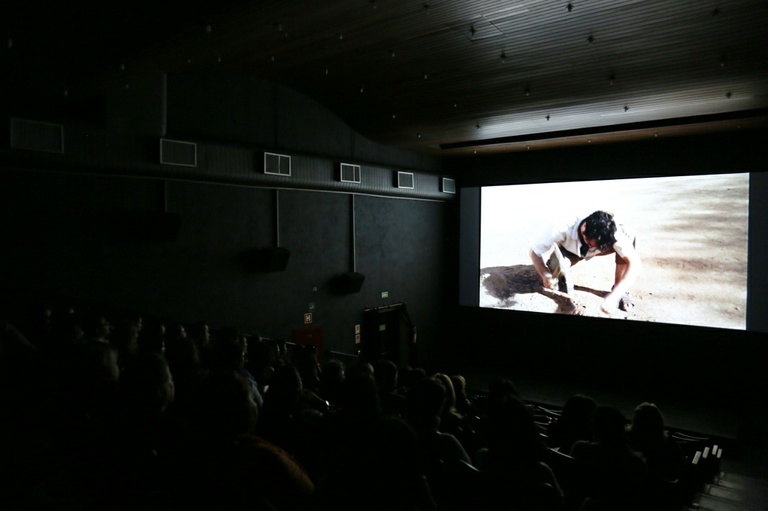 Projeto obriga cinemas a adaptarem filmes para deficientes auditivos