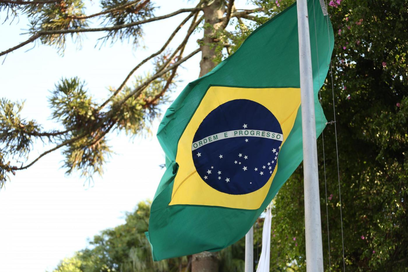 Projeto obriga hasteamento da Bandeira com Hino Nacional em escolas