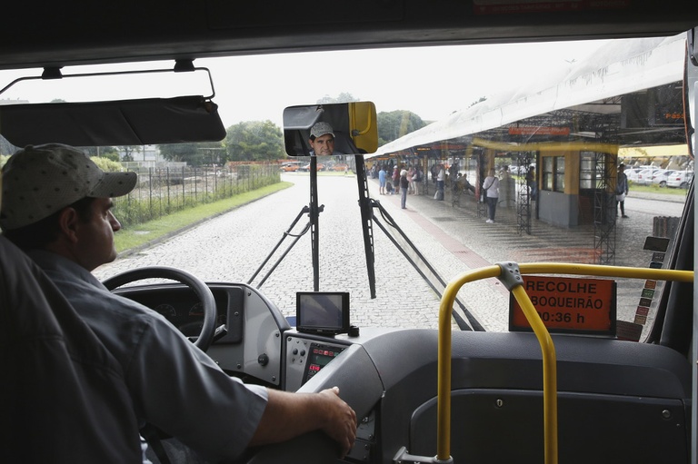Projeto obriga protetor solar a motoristas e cobradores de ônibus