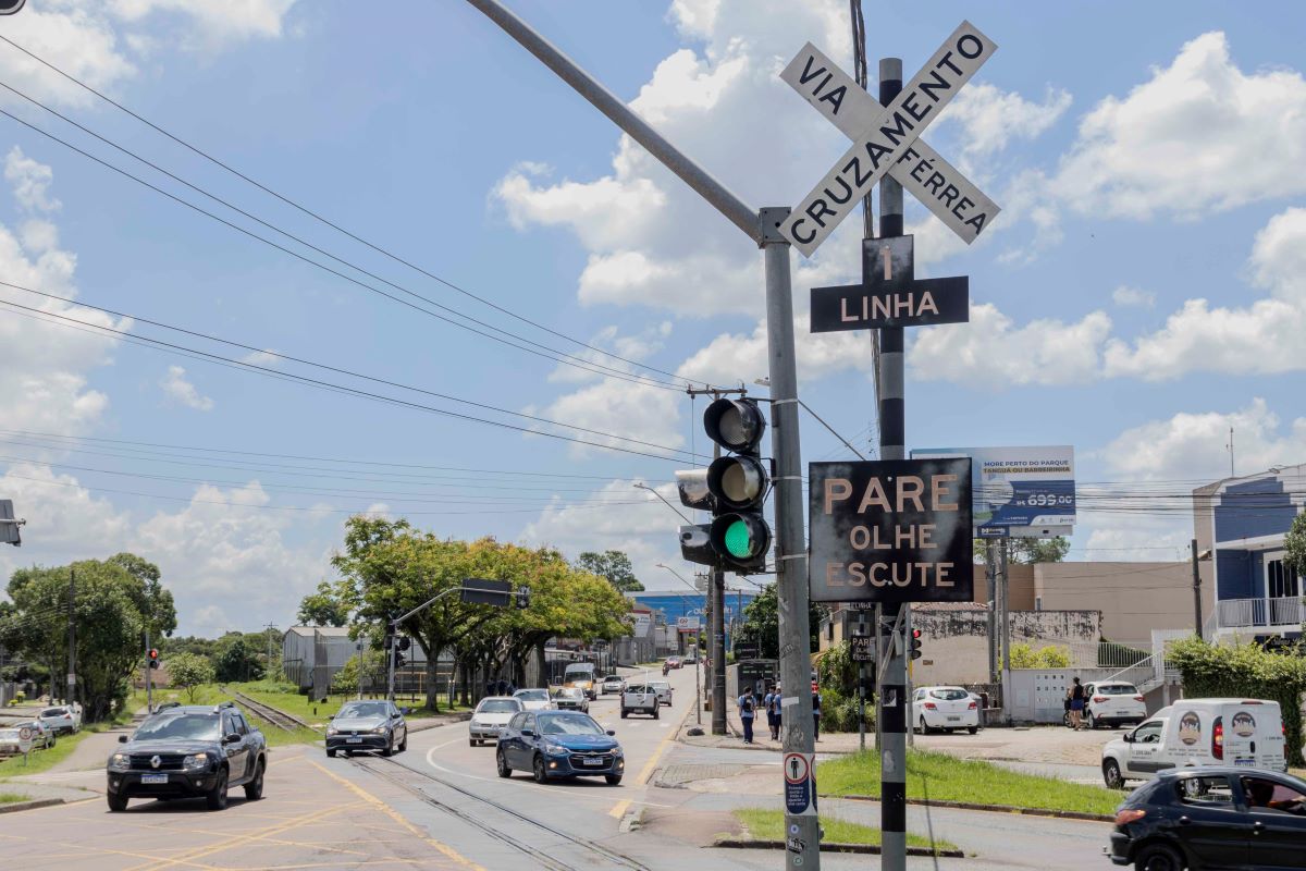 Projeto reforça segurança em cruzamentos com a linha férrea