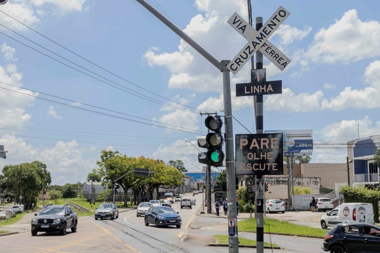 Projeto reforça segurança em cruzamentos com a linha férrea