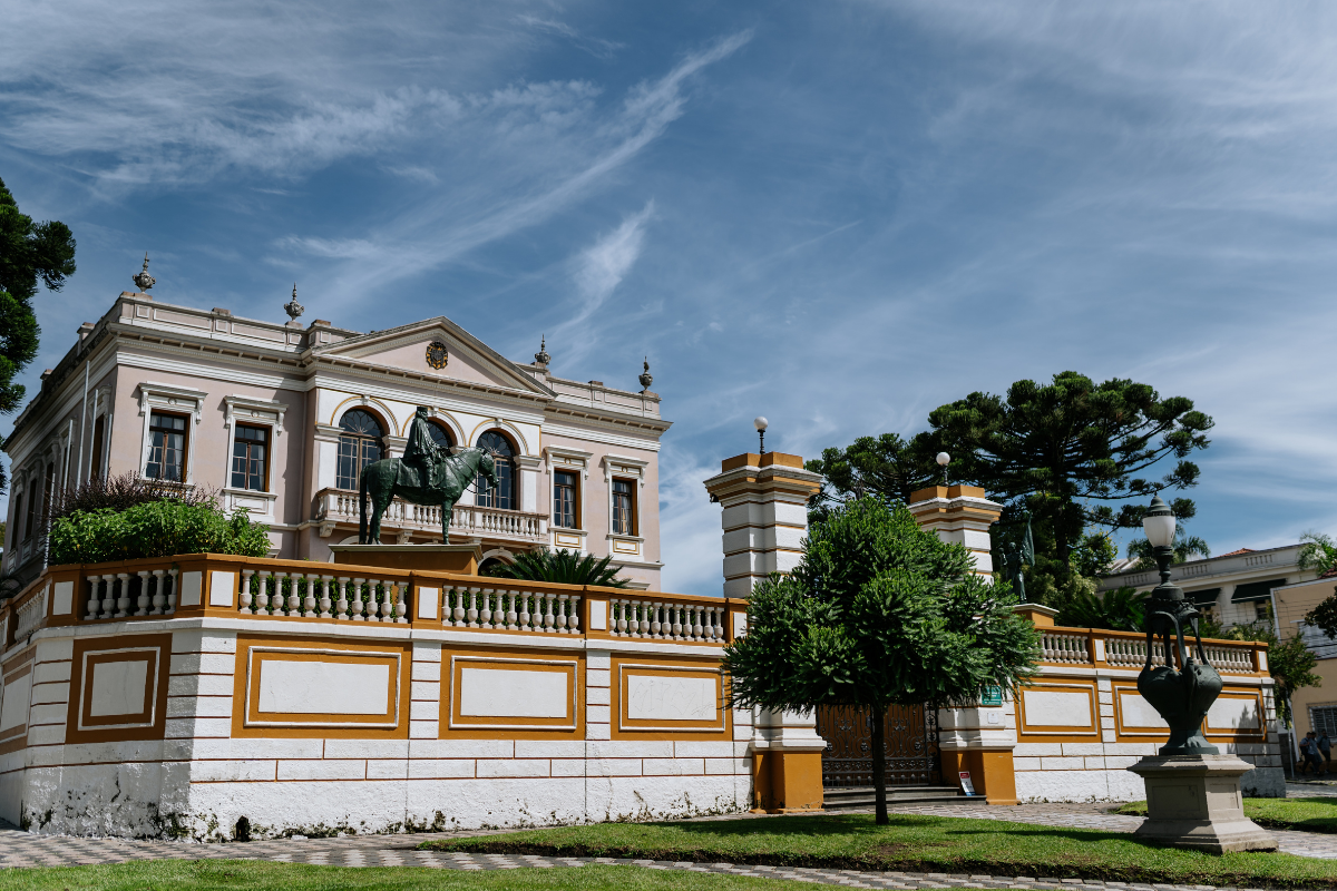 Curitiba pode liberar reformas em imóveis em processo de tombamento