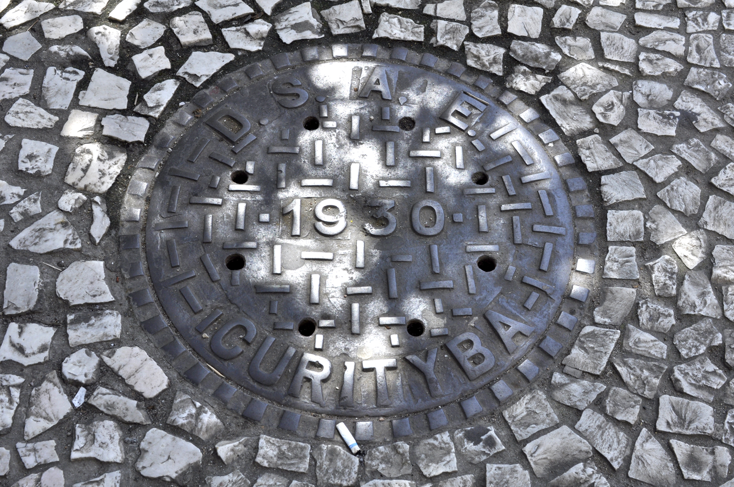 Projeto pretende substituir tampas de bueiros de ferro  