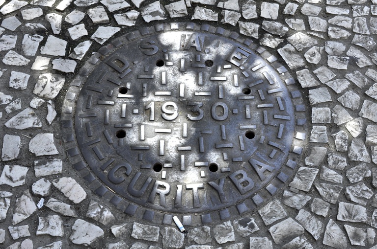 Projeto pretende substituir tampas de bueiros de ferro  