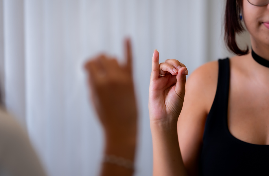 Projeto prevê central 24h para atendimento a surdos em Curitiba