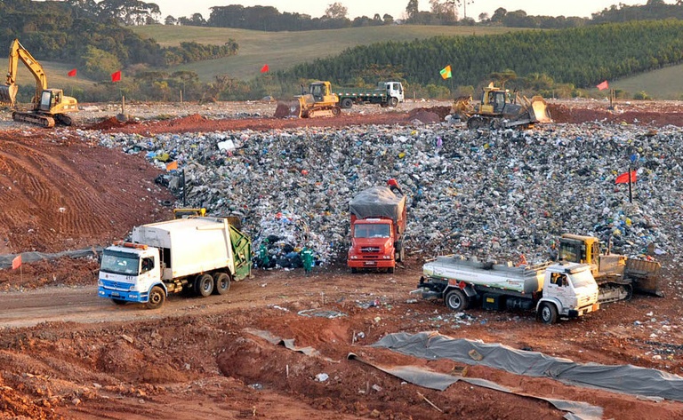 Projeto prevê coletores de chorume em caminhões de lixo 