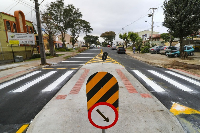 Projeto prevê instalação de travessias elevadas em frente a escolas