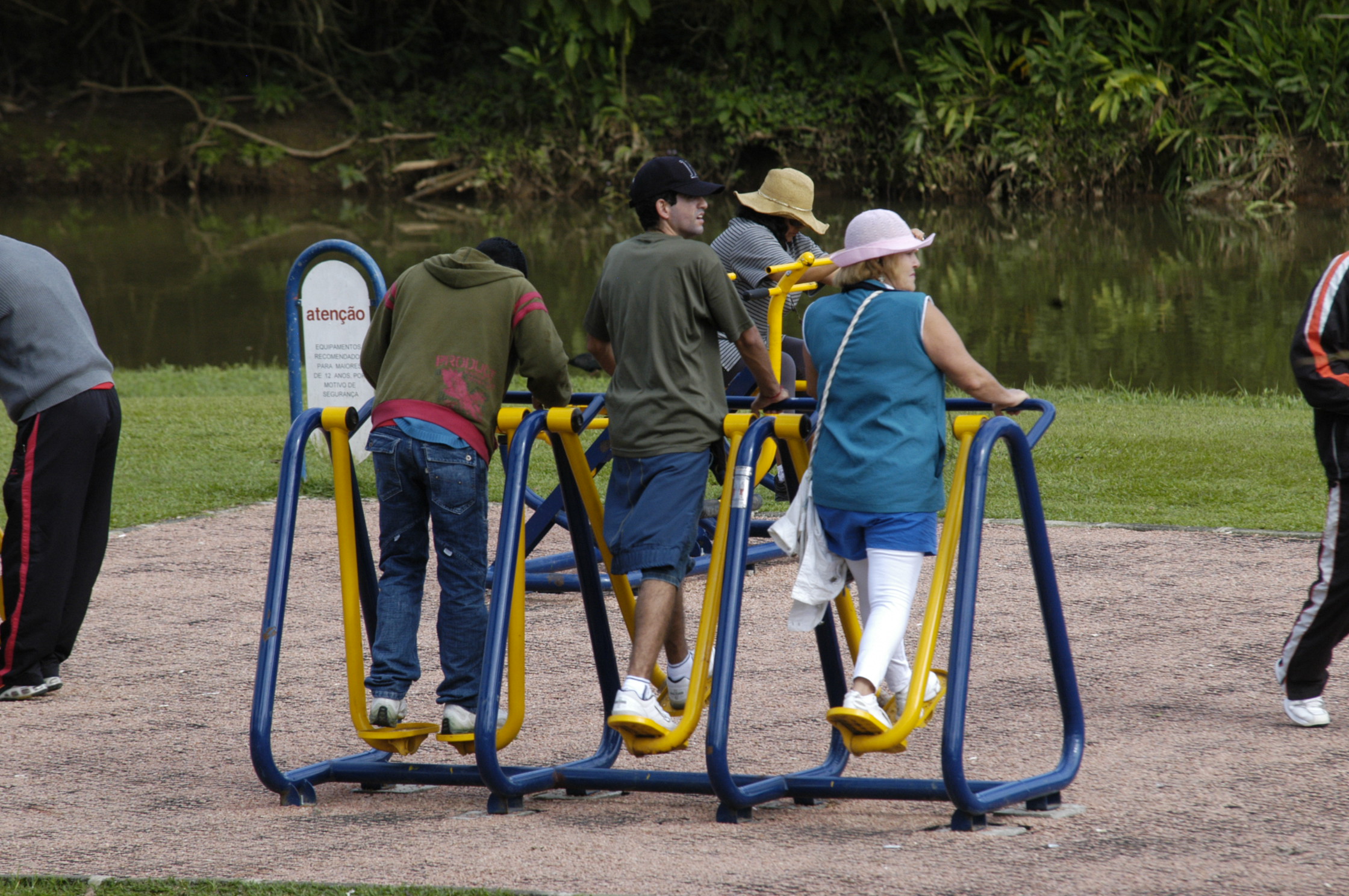 Projeto prevê profissional para atender academias ao ar livre 