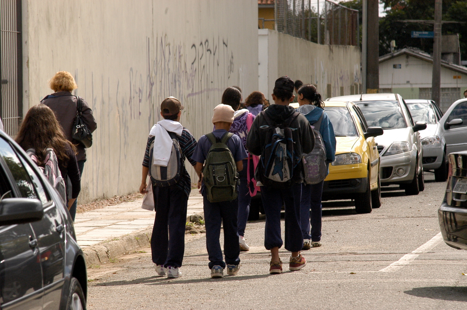 Projeto prevê uniforme e material a estudantes 