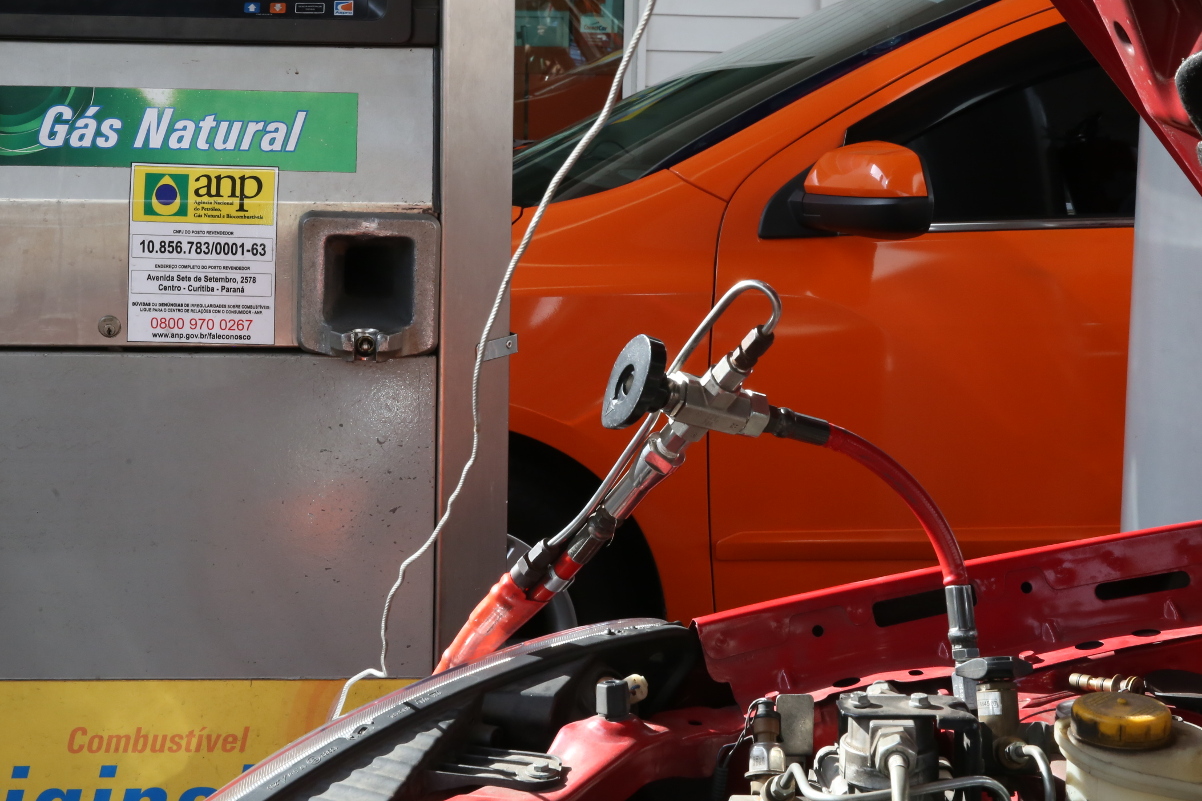 Projeto proíbe abastecimento de GNV com pessoas dentro do carro