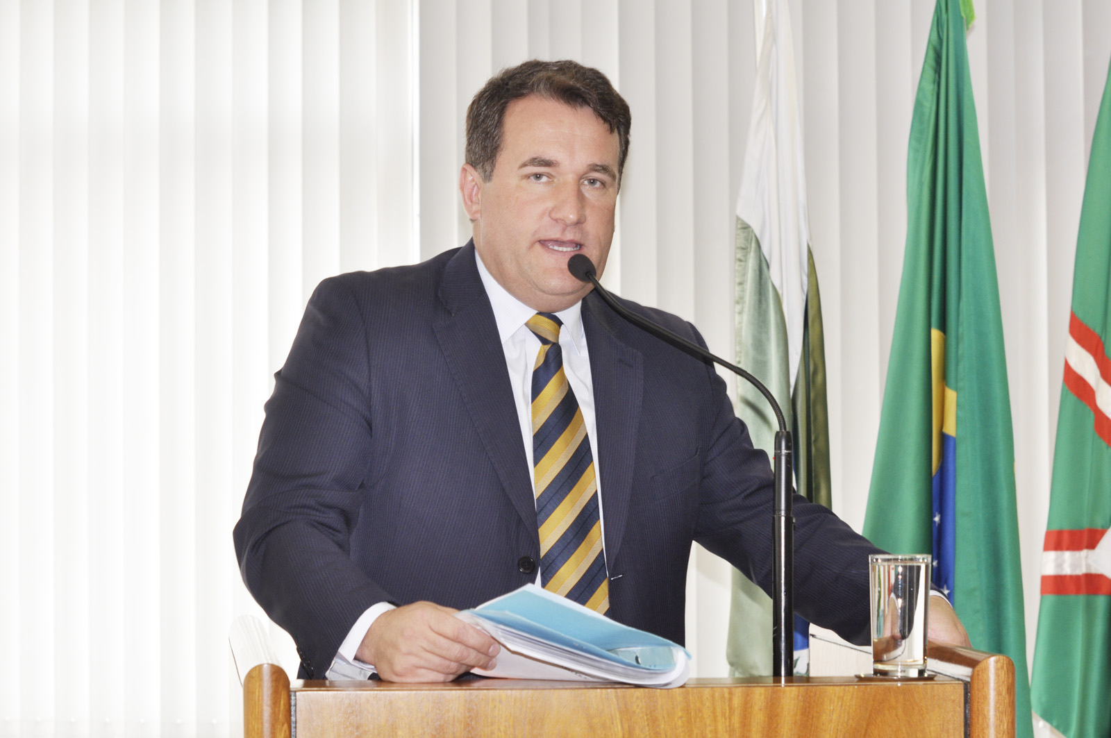 Projeto proíbe convênios a bancos que não cumprem leis 