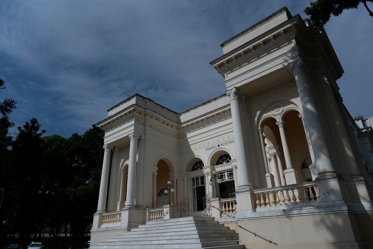 Projeto proíbe livros com conteúdo erótico nas escolas de Curitiba