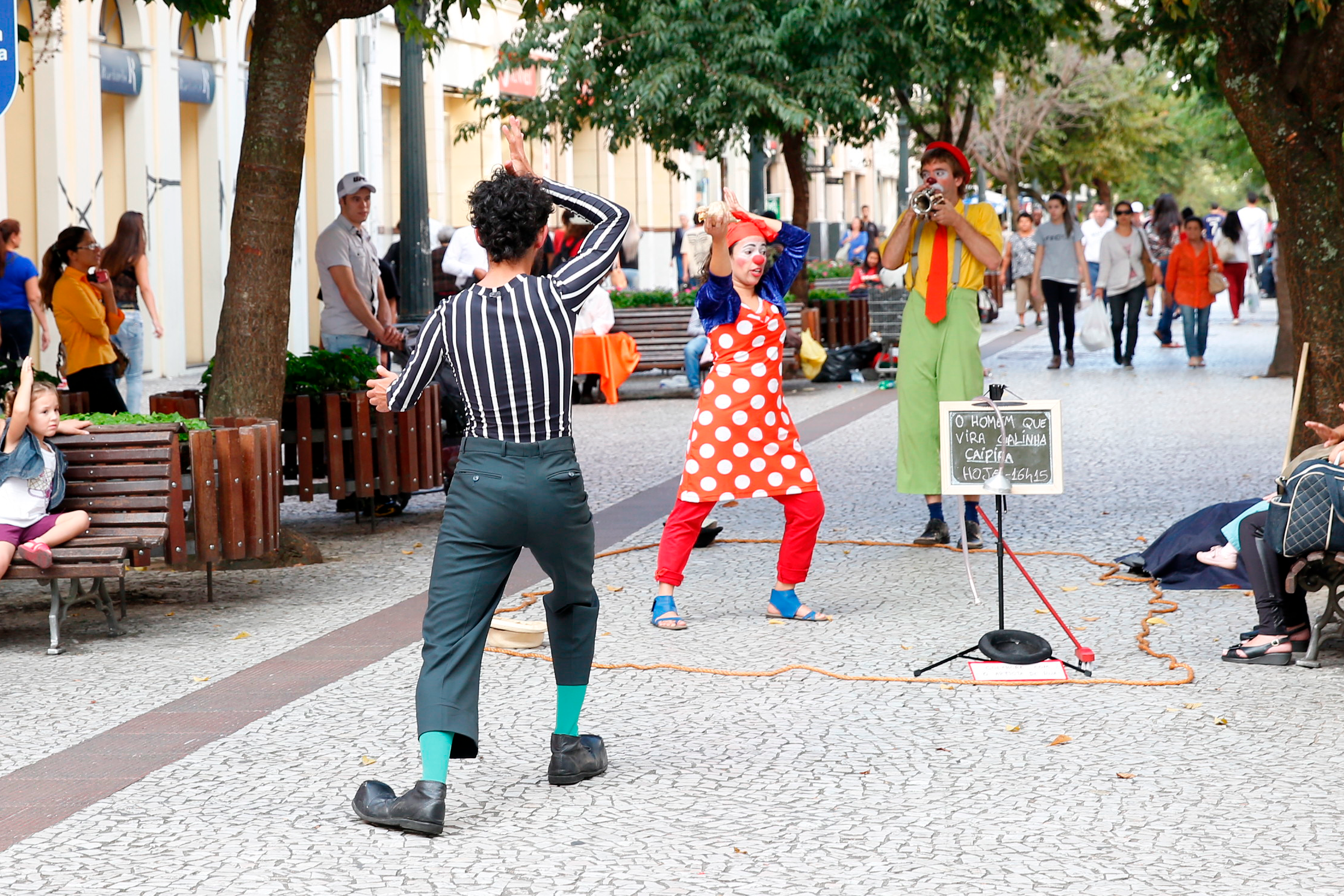 Projeto proíbe nudez em exibições artísticas de rua em Curitiba