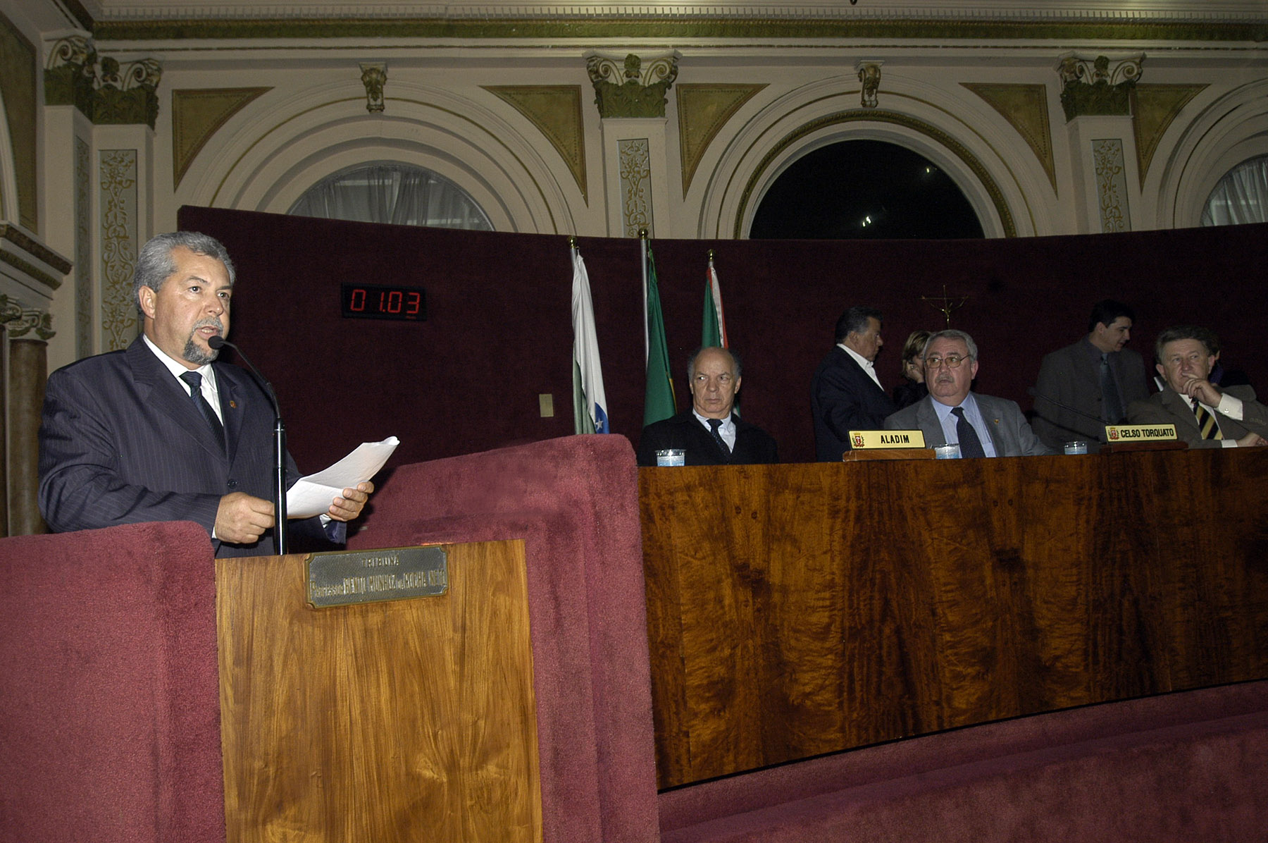 Projeto proíbe pessoas com animais em unidades de saúde 