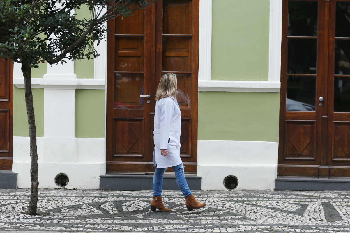 Projeto proíbe uso do jaleco fora do local de trabalho