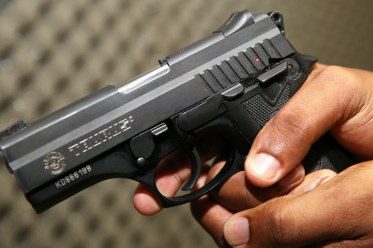 Projeto proíbe venda de álcool a quem portar arma em casa noturna 