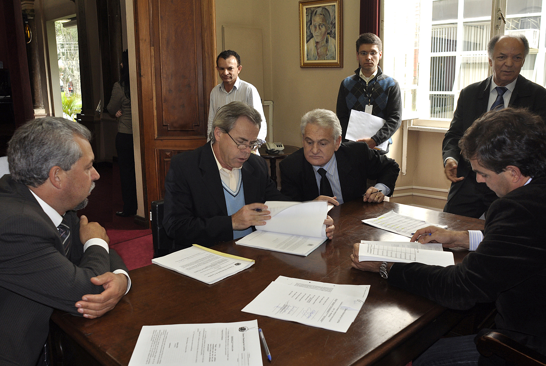 Projeto que prevê auxílio às  mães passa por comissão 