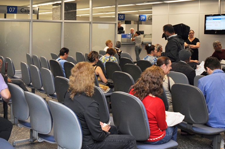 Projeto quer facilitar fiscalização do tempo de espera nos bancos