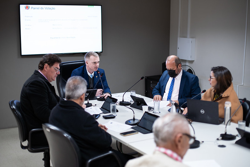 Projeto sobre transporte coletivo de Curitiba divide vereadores da CCJ